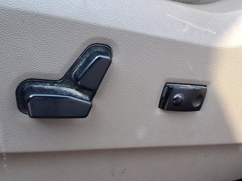 Used 2016 Chrysler Town & Country Touring image 20