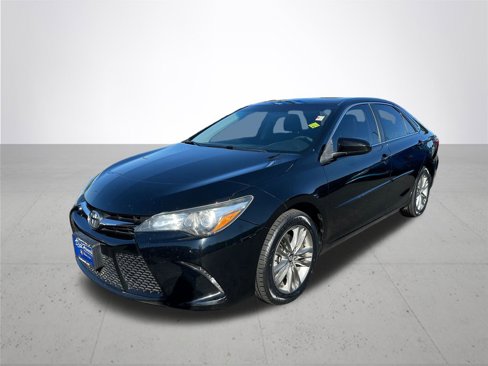 Used 2017 Toyota Camry SE image 2