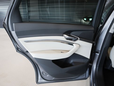 Used 2022 Audi e-tron Premium image 26