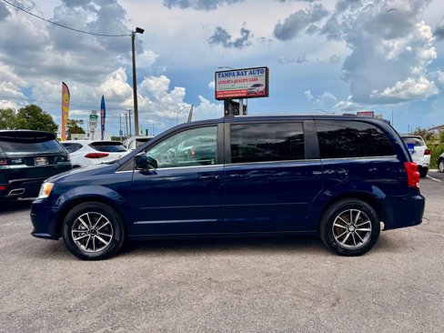 Used 2017 Dodge Grand Caravan SXT image 2
