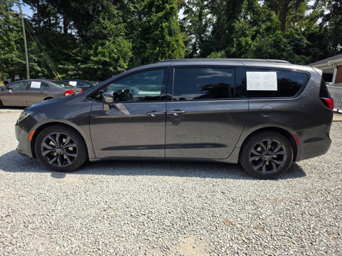 Used 2018 Chrysler Pacifica Limited w/ S Appearance Package image 2