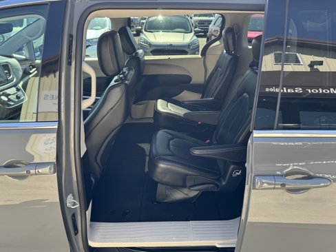 Used 2023 Chrysler Pacifica Touring-L image 25