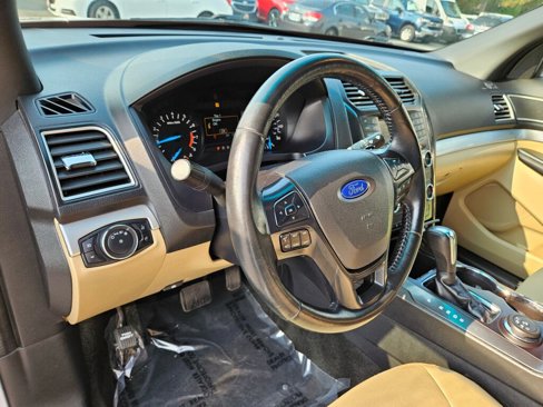 Used 2016 Ford Explorer XLT image 29