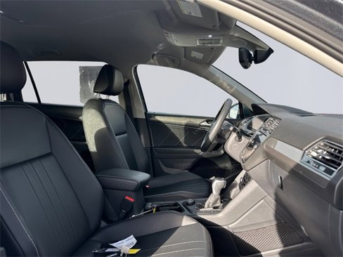 Used 2022 Volkswagen Tiguan SE image 15