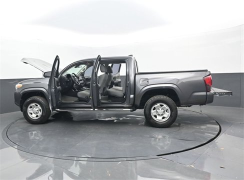 Used 2018 Toyota Tacoma SR image 32