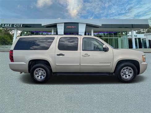 Used 2014 Chevrolet Suburban LT image 2