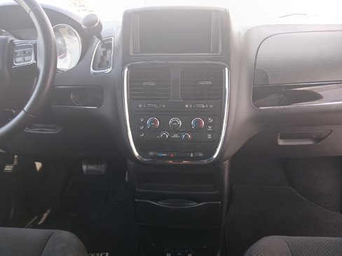 Used 2016 Dodge Grand Caravan SE image 25