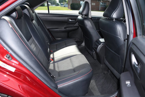 Used 2016 Toyota Camry SE image 19