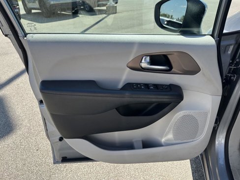Used 2017 Chrysler Pacifica Touring image 19