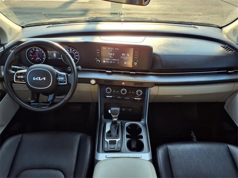 Used 2022 Kia Carnival LX image 4