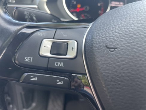 Used 2018 Volkswagen Tiguan SE w/ Panoramic Sunroof Package image 12