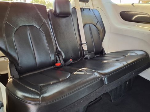 Used 2019 Chrysler Pacifica Touring-L image 16