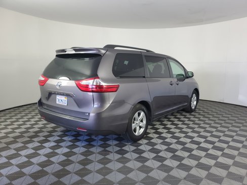 Used 2015 Toyota Sienna LE image 4