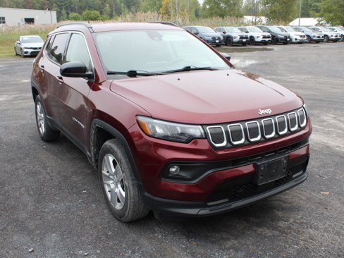 Used 2022 Jeep Compass Latitude image 2