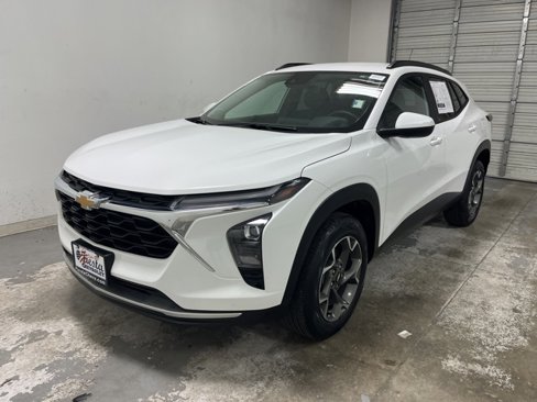 Used 2025 Chevrolet Trax LT w/ LT Convenience Package image 8