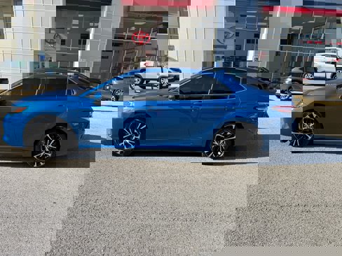 Used 2019 Toyota Camry image 2