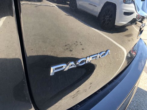 Used 2017 Chrysler Pacifica Touring image 5