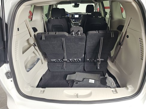 Used 2023 Chrysler Voyager LX image 8