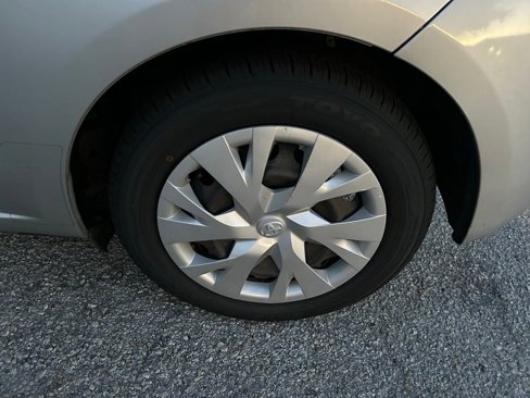 Used 2018 Toyota Yaris L image 9
