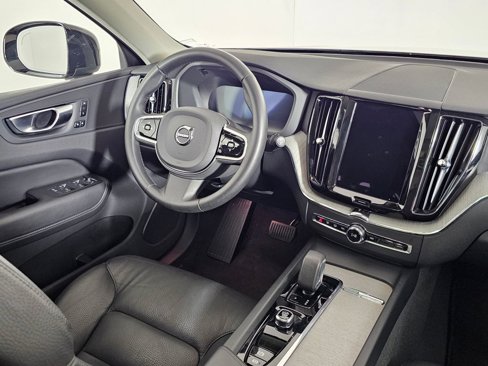 Used 2025 Volvo XC60 B5 Plus image 10