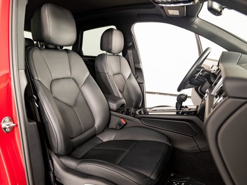 Certified 2025 Porsche Macan image 32
