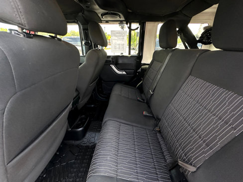 Used 2012 Jeep Wrangler Unlimited Rubicon w/ Connectivity Group image 9