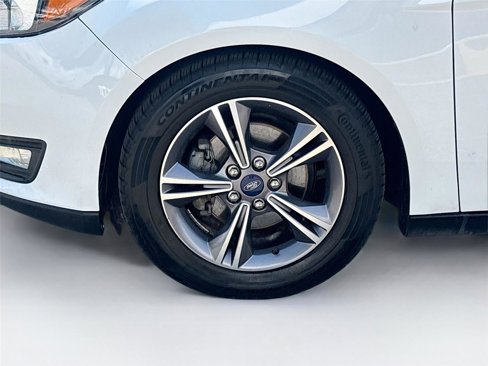 Used 2018 Ford Focus SE w/ SE Appearance Package image 30
