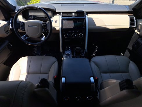 Used 2020 Land Rover Discovery HSE image 16