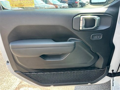 Used 2025 Jeep Wrangler Sport image 13