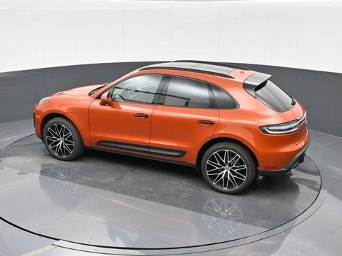 Certified 2025 Porsche Macan image 27