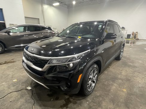 Used 2021 Kia Seltos EX image 2