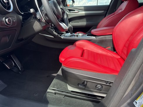 Used 2023 Alfa Romeo Stelvio Veloce image 12