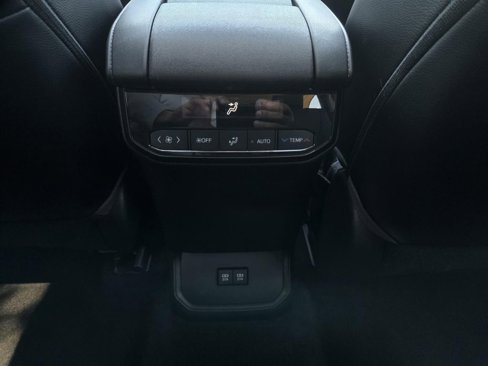 Used 2021 Toyota Highlander XLE image 18