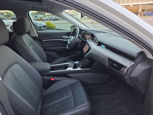 Used 2021 Audi e-tron Premium w/ Convenience Plus Package image 40