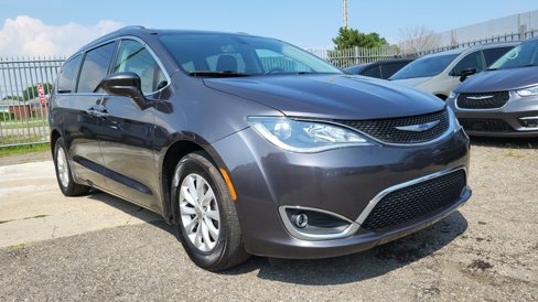 Used 2019 Chrysler Pacifica Touring-L image 3