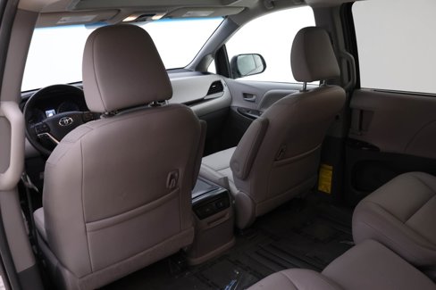 Used 2015 Toyota Sienna L image 10