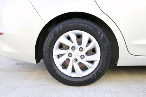 Used 2017 Hyundai Elantra SE image 34