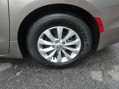 Used 2018 Chrysler Pacifica Touring-L image 34