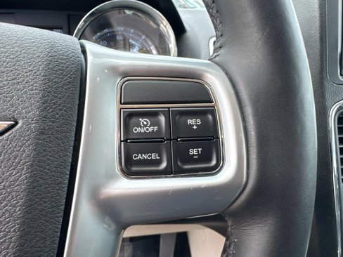 Used 2012 Chrysler Town & Country Touring-L w/ Driver Convenience Group image 32