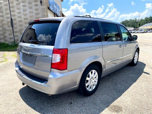 Used 2016 Chrysler Town & Country Touring image 4