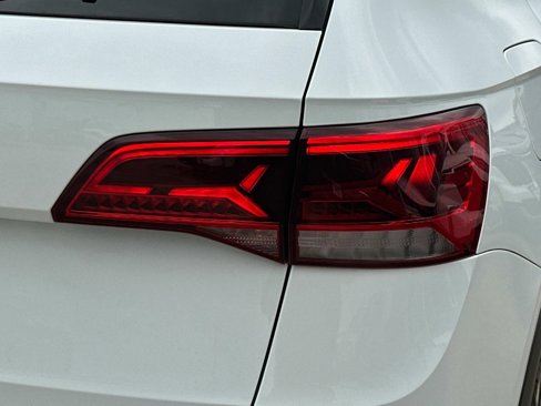 Used 2022 Volkswagen Taos SE w/ IQ.Drive SE Package image 9