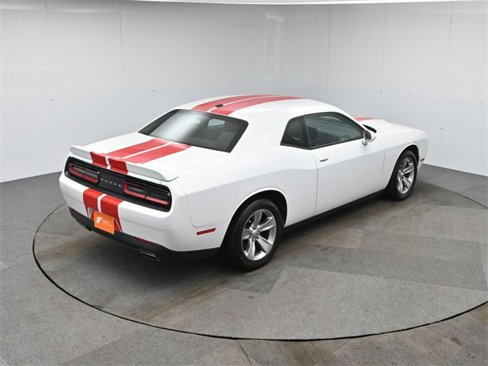 Used 2015 Dodge Challenger SXT image 40