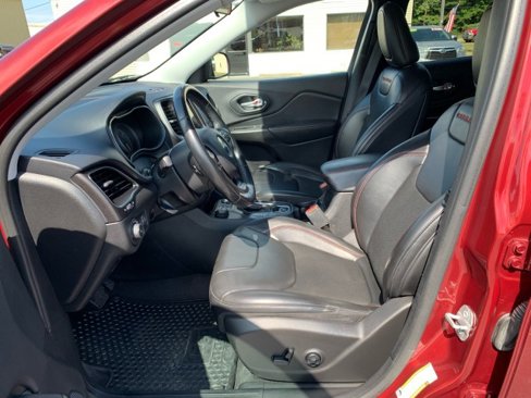 Used 2020 Jeep Cherokee Trailhawk image 7