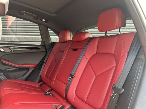 Certified 2025 Porsche Macan image 18