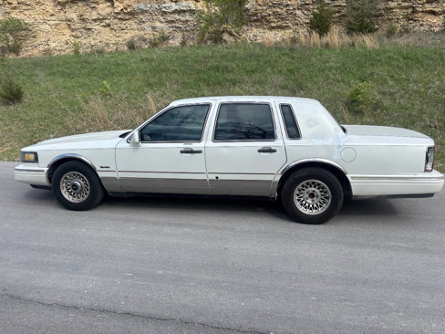 Used 1997 Lincoln Town Car Signature image 7