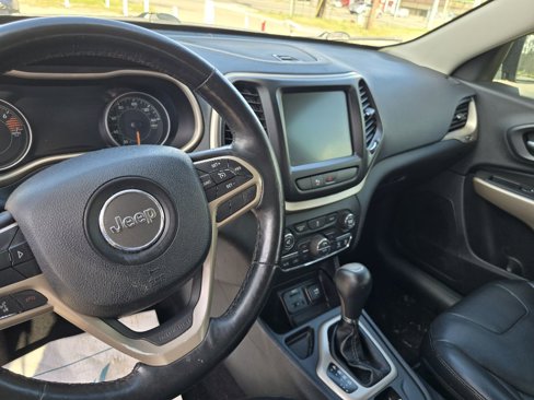 Used 2017 Jeep Cherokee Limited image 11