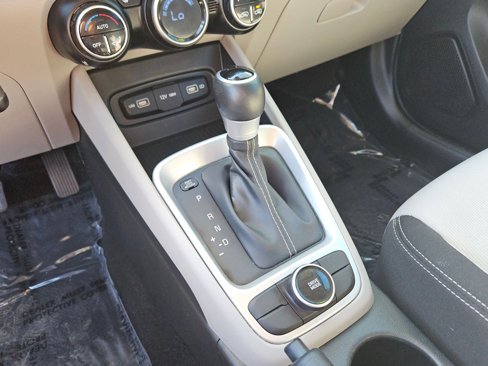 Used 2022 Hyundai Venue SEL image 13