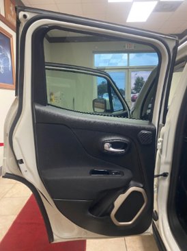 Used 2015 Jeep Renegade Latitude w/ Popular Equipment Group image 10