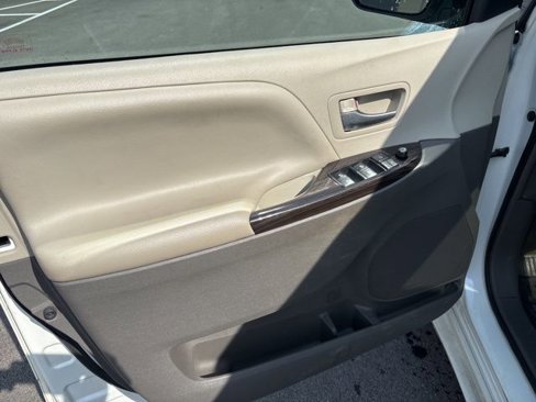 Used 2016 Toyota Sienna L image 20