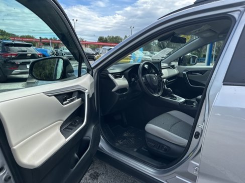 Used 2020 Toyota RAV4 XLE image 7